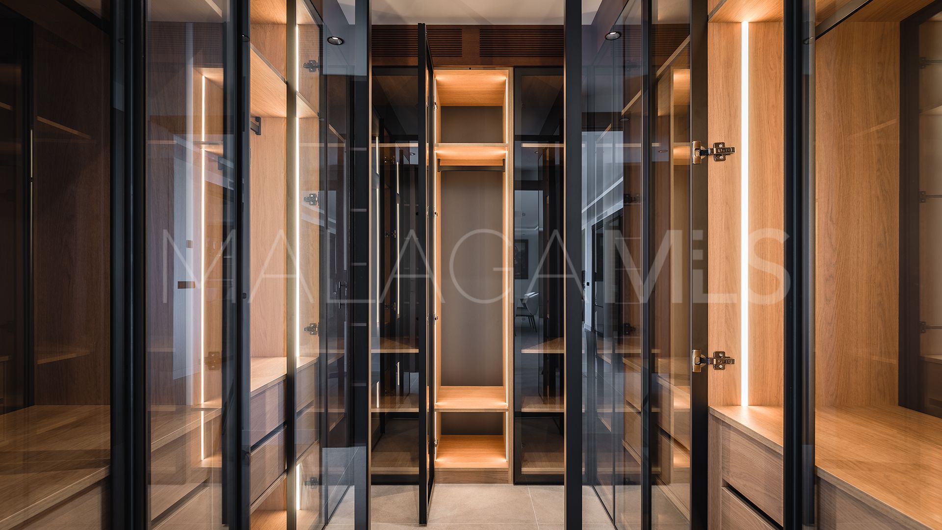 Se vende apartamento in Magna Marbella with 3 bedrooms