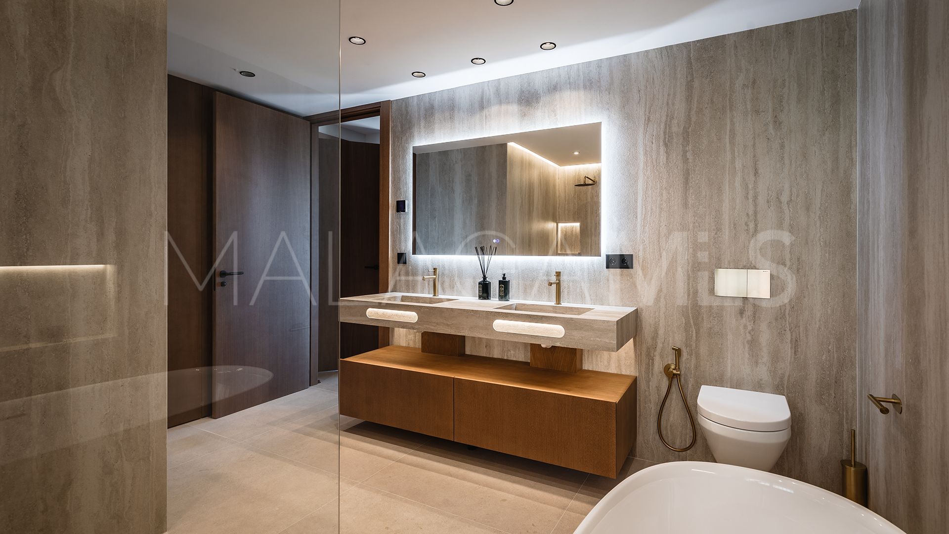 Se vende apartamento in Magna Marbella with 3 bedrooms