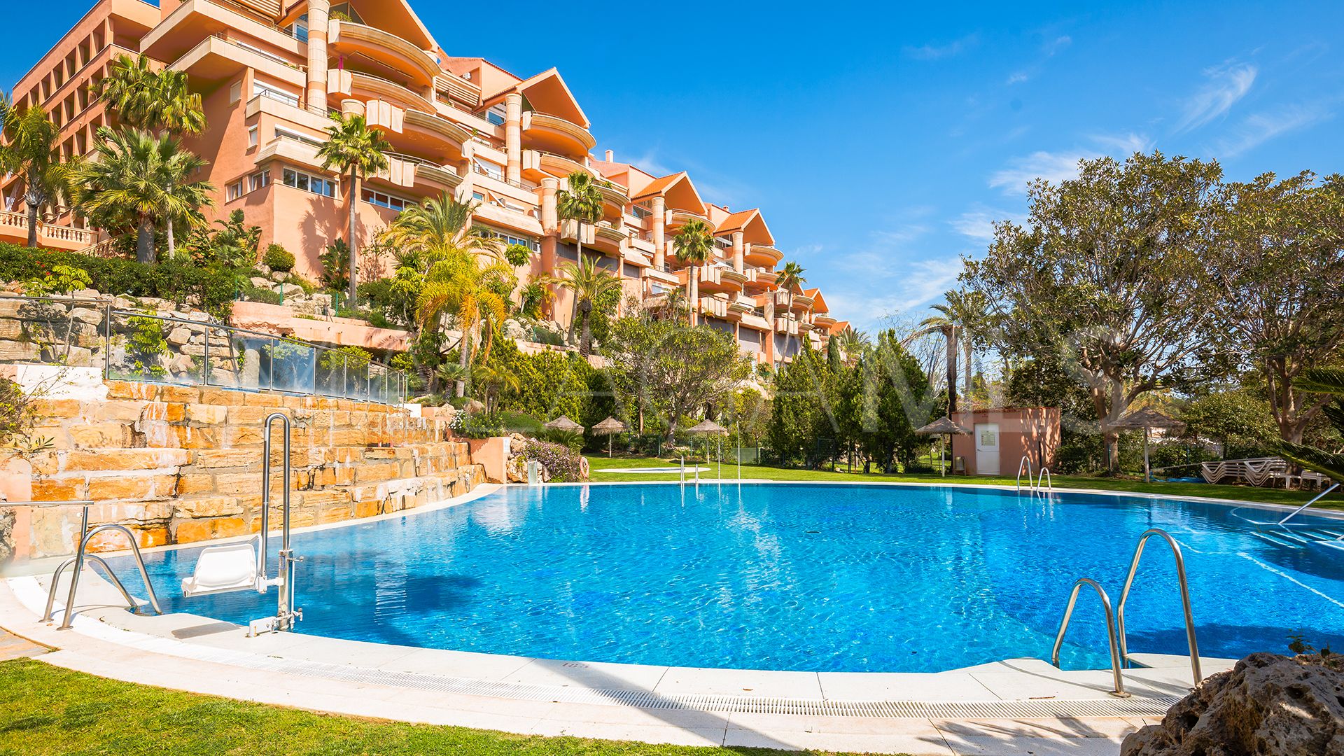 Se vende apartamento in Magna Marbella with 3 bedrooms