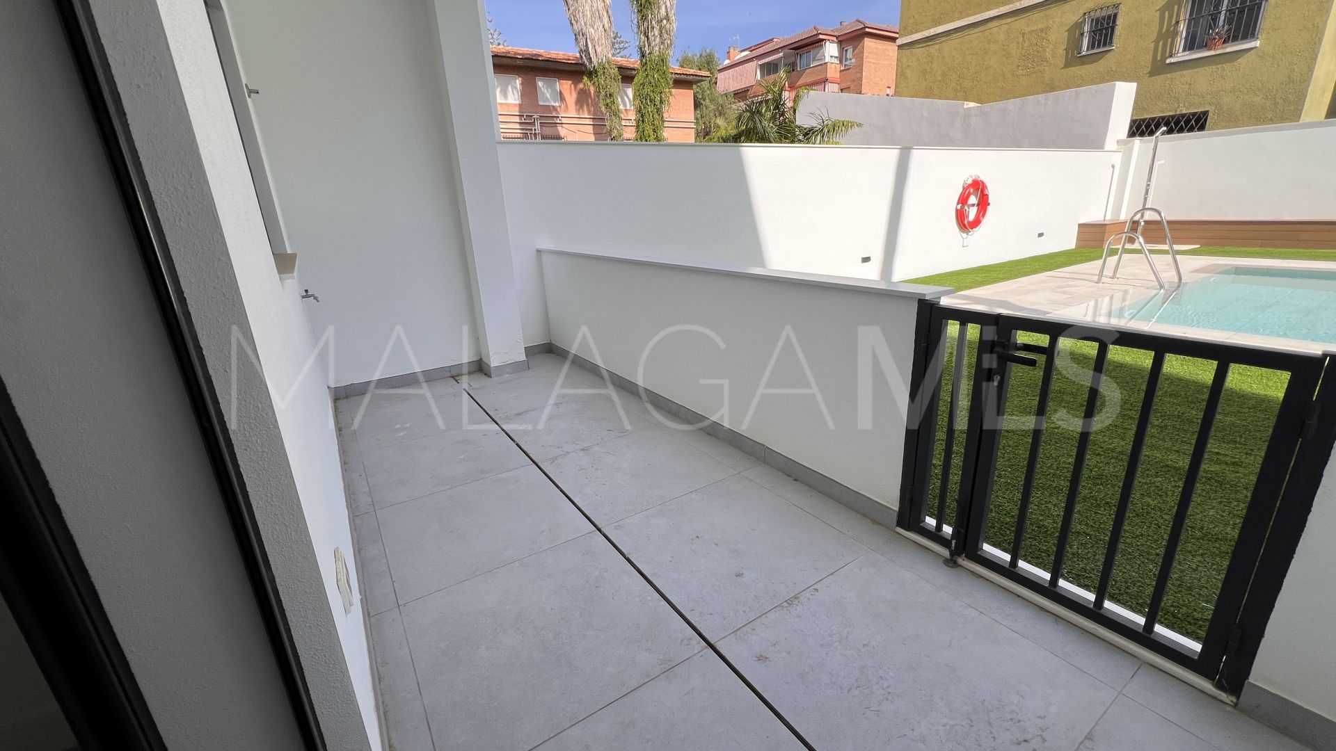 Buy ground floor apartment with 3 bedrooms in El Limonar