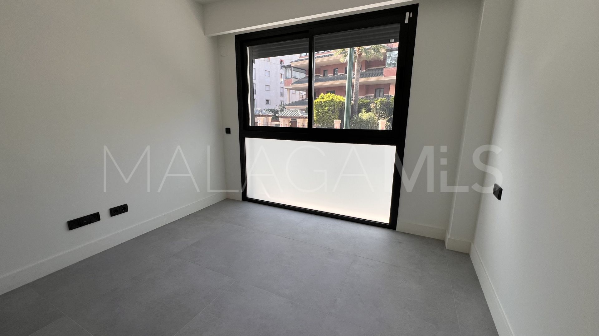 Buy ground floor apartment with 3 bedrooms in El Limonar