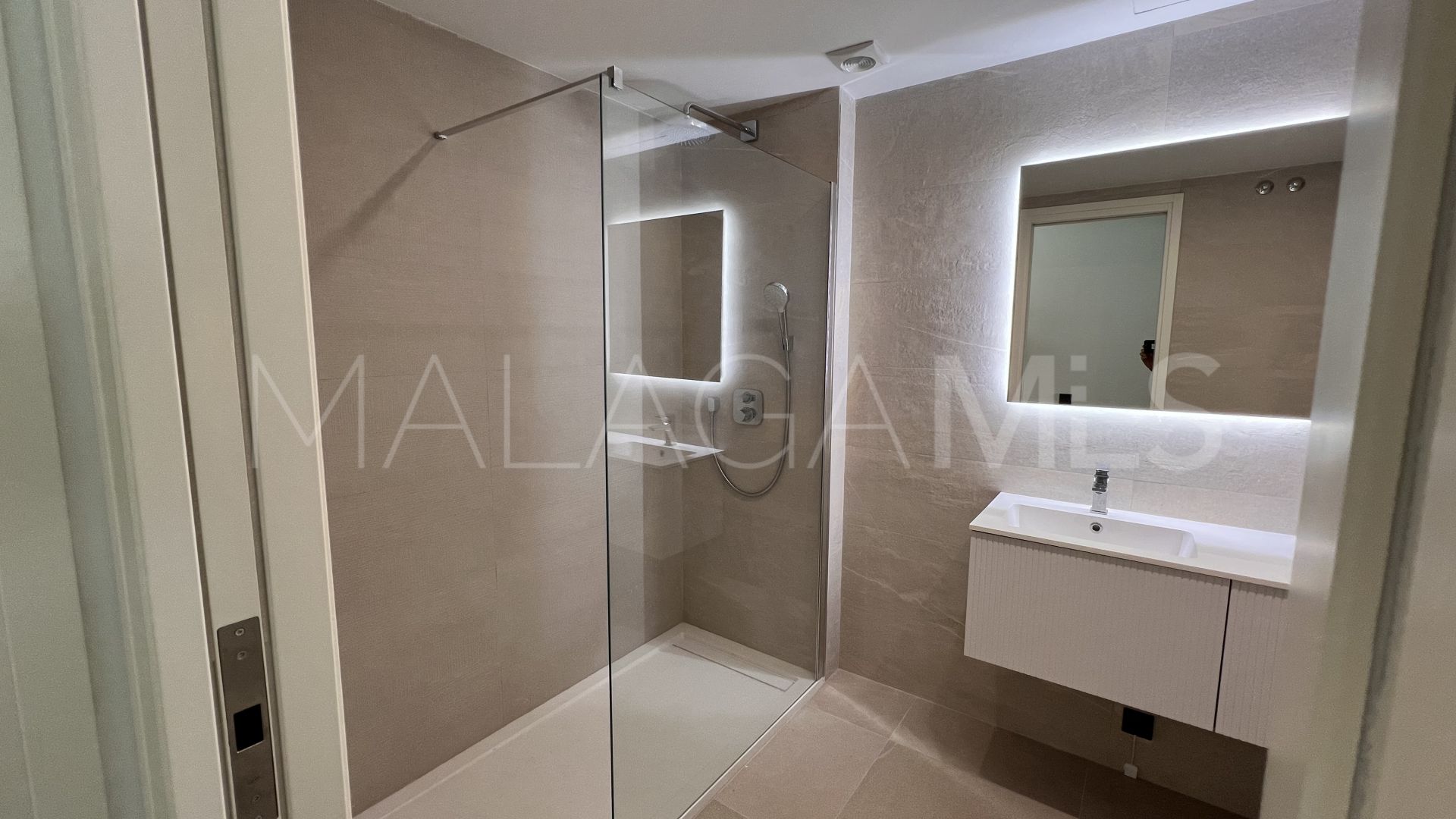Buy ground floor apartment with 3 bedrooms in El Limonar