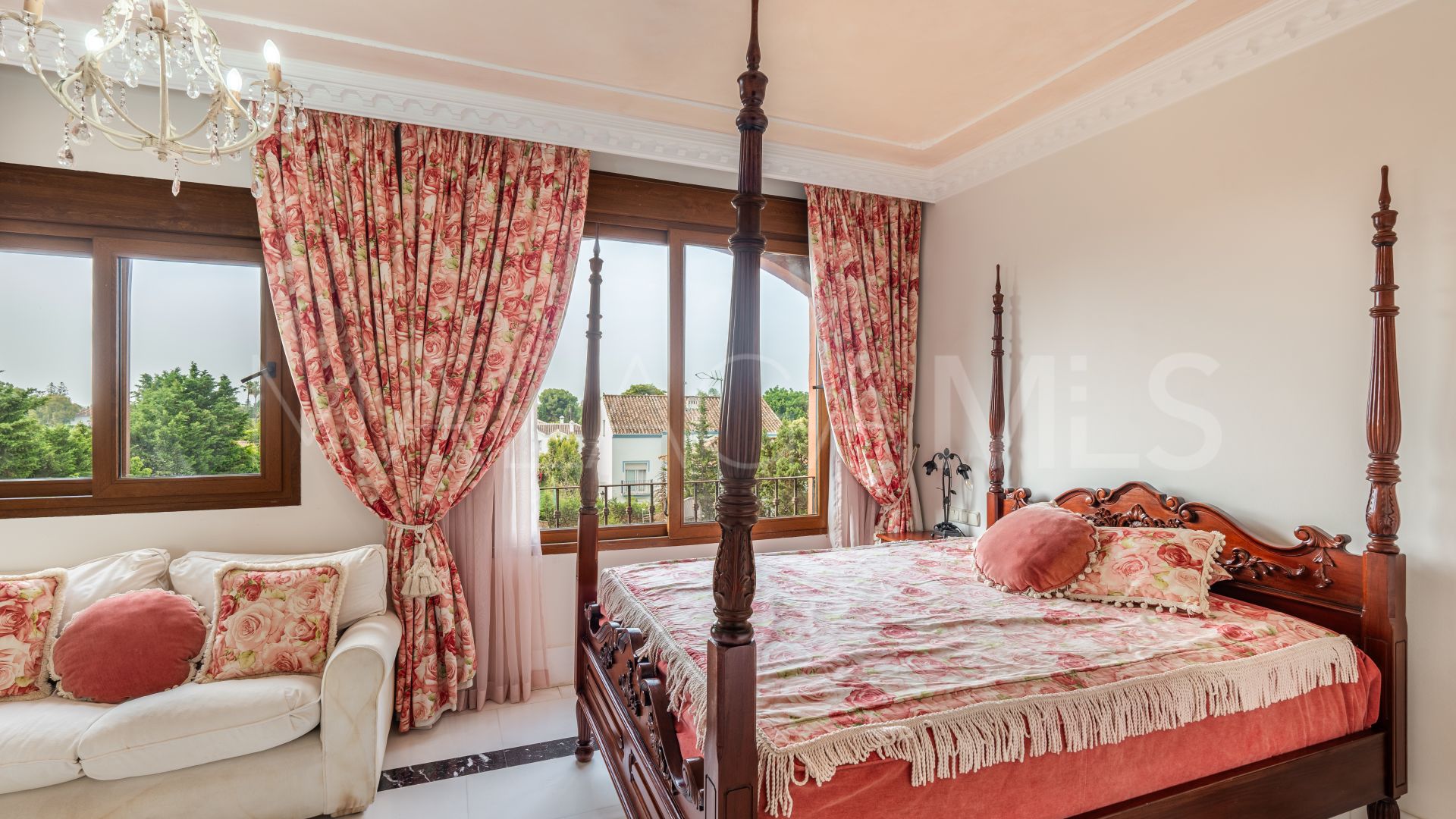Duplex penthouse for sale in Alhambra del Golf