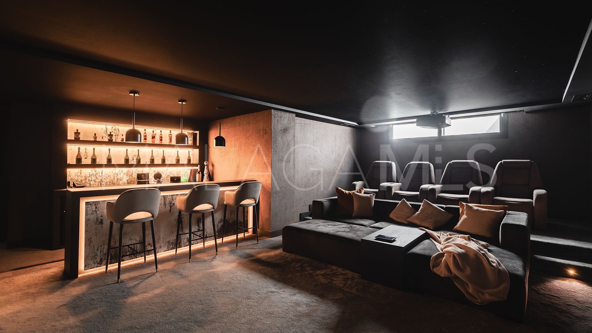 For sale Los Olivos villa with 7 bedrooms