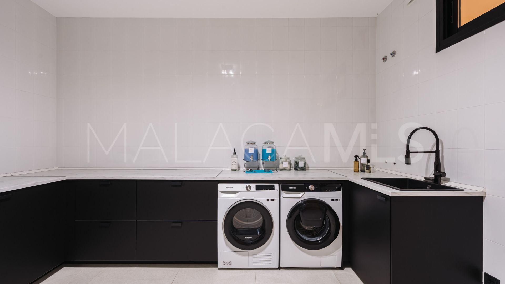 For sale villa with 5 bedrooms in Elviria