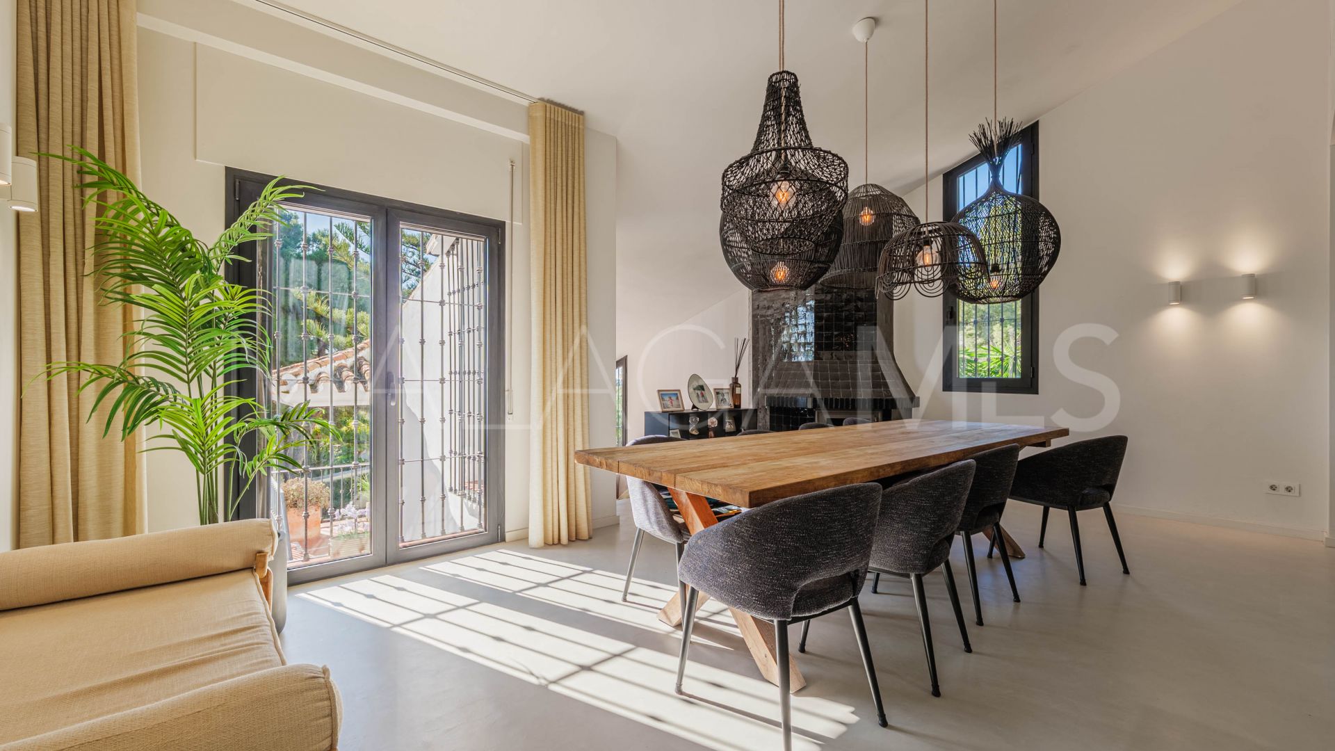 Hus i byn for sale in Pinares de San Antón