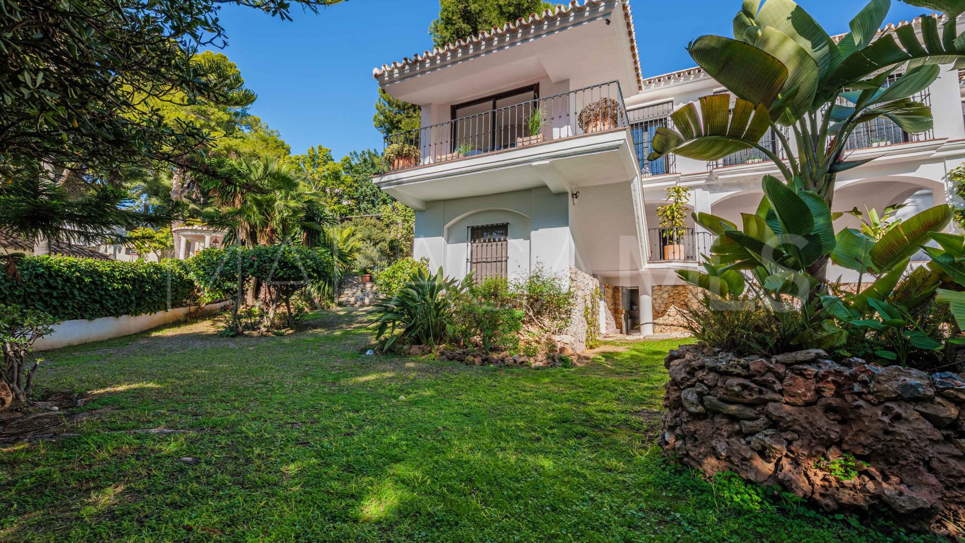 Hus i byn for sale in Pinares de San Antón