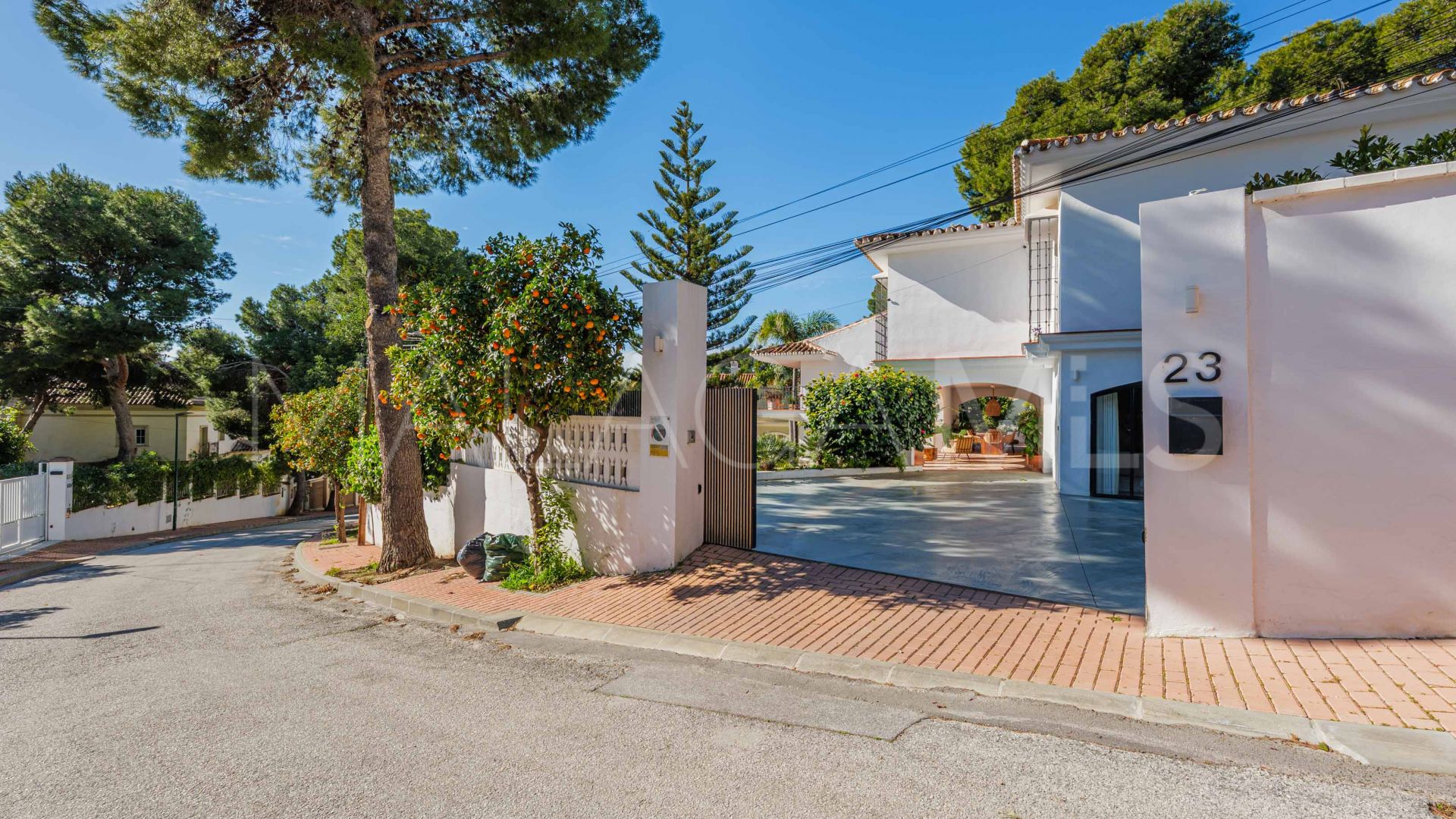 Hus i byn for sale in Pinares de San Antón