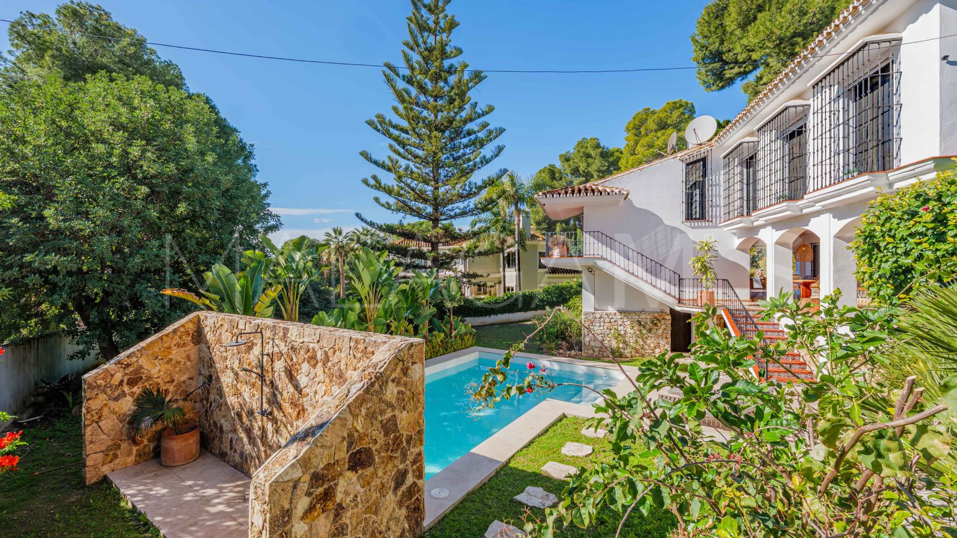 Hus i byn for sale in Pinares de San Antón