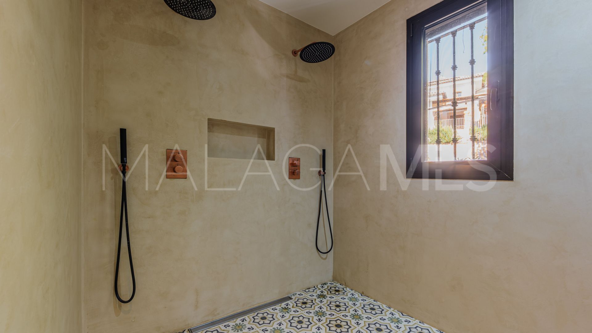 Hus i byn for sale in Pinares de San Antón