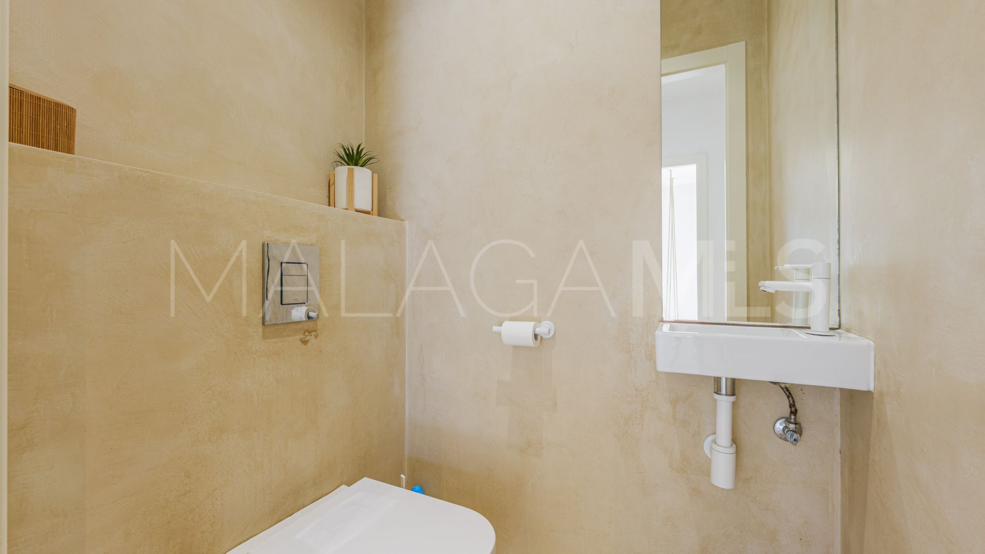 Hus i byn for sale in Pinares de San Antón