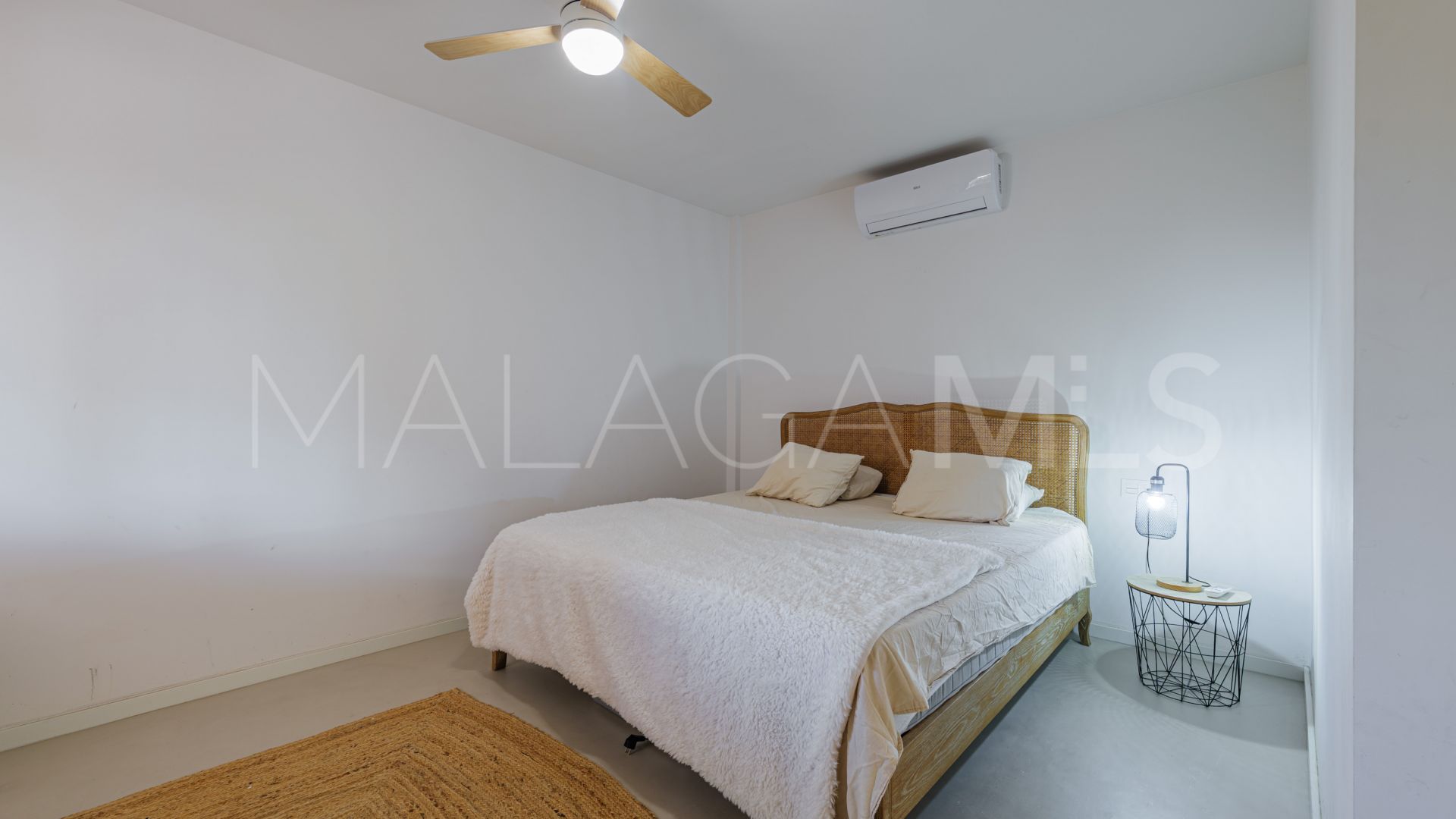 Hus i byn for sale in Pinares de San Antón