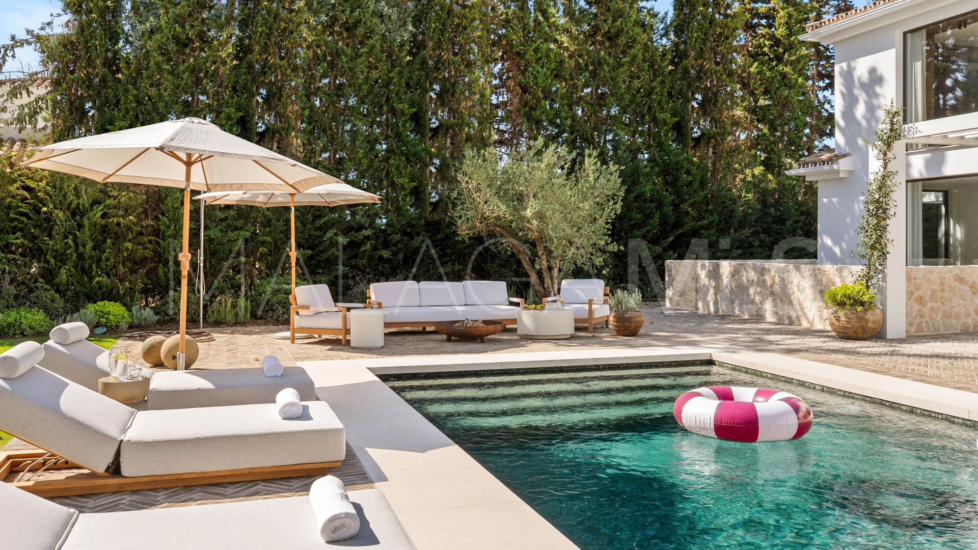 Villa for sale in Las Brisas