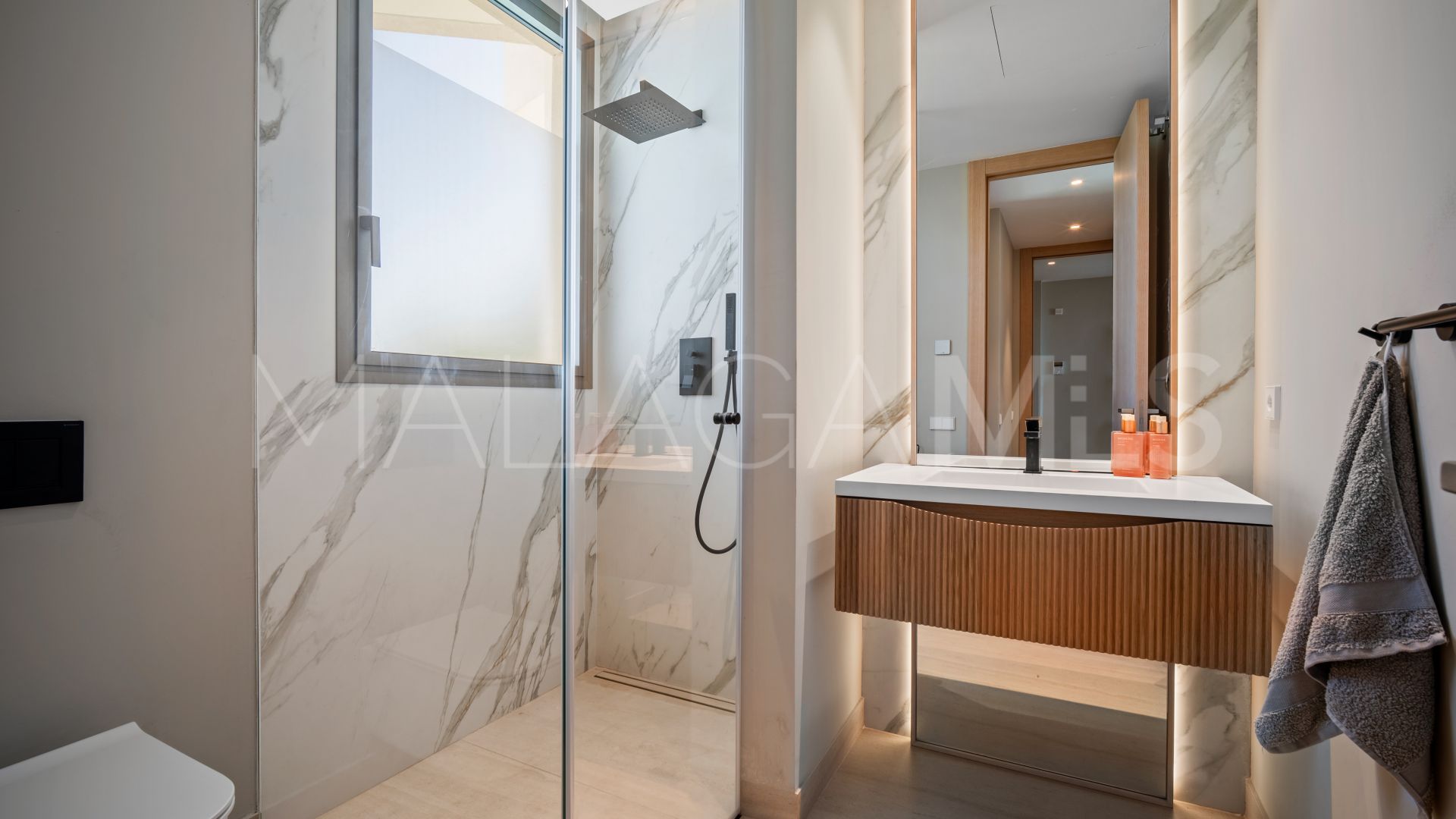 Villa jumelée for sale in Nueva Andalucia