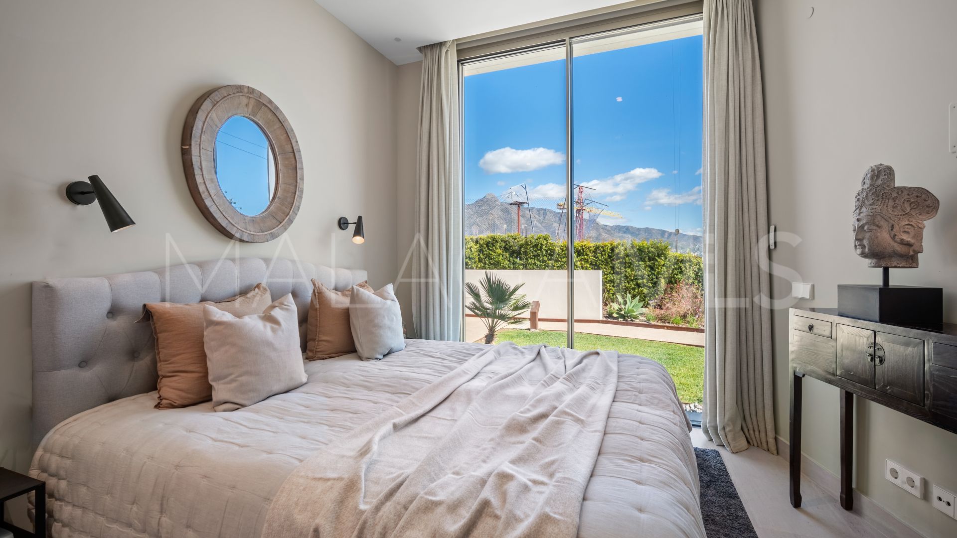 Villa jumelée for sale in Nueva Andalucia