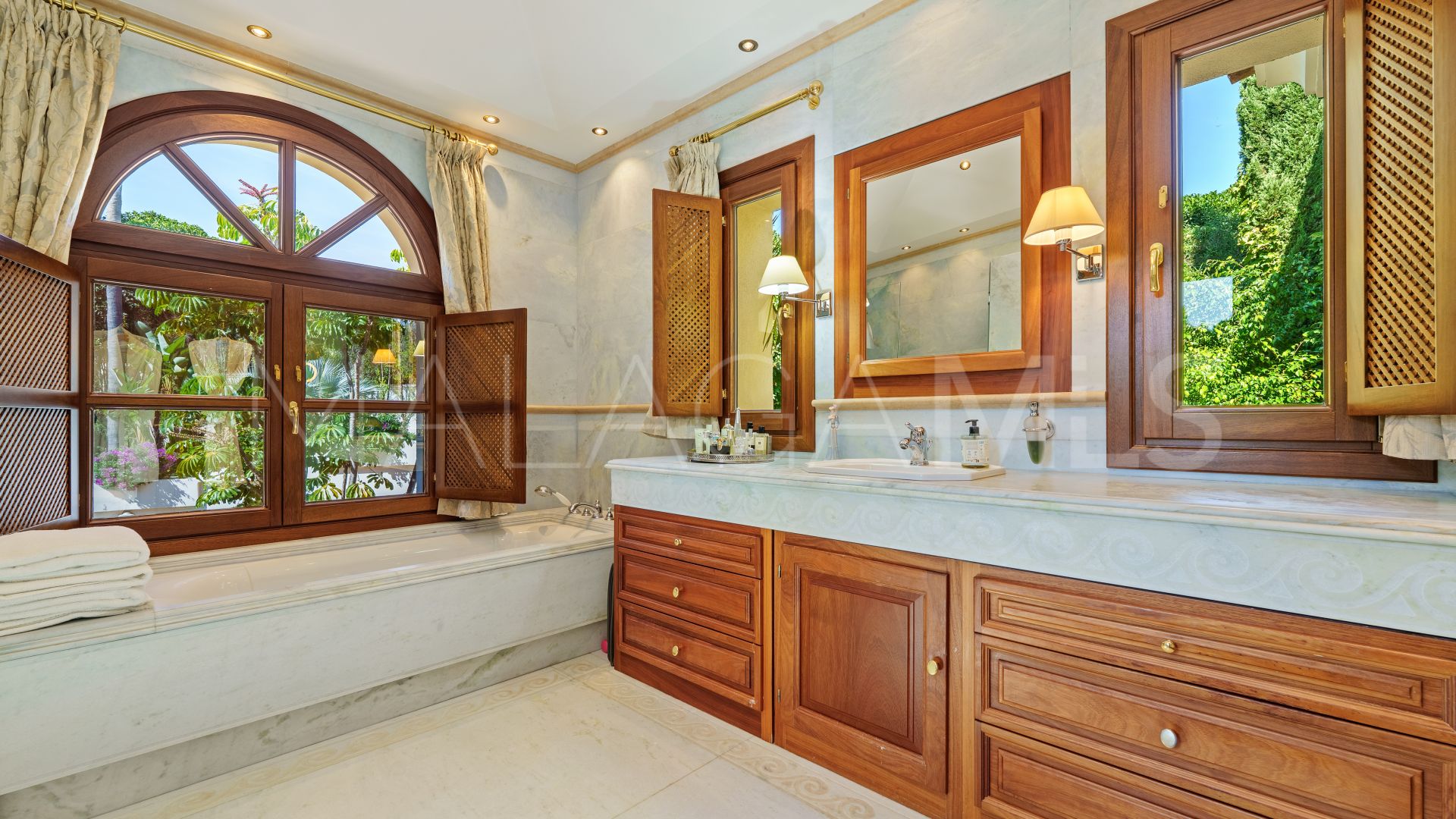 Se vende villa in Las Lomas del Marbella Club with 6 bedrooms