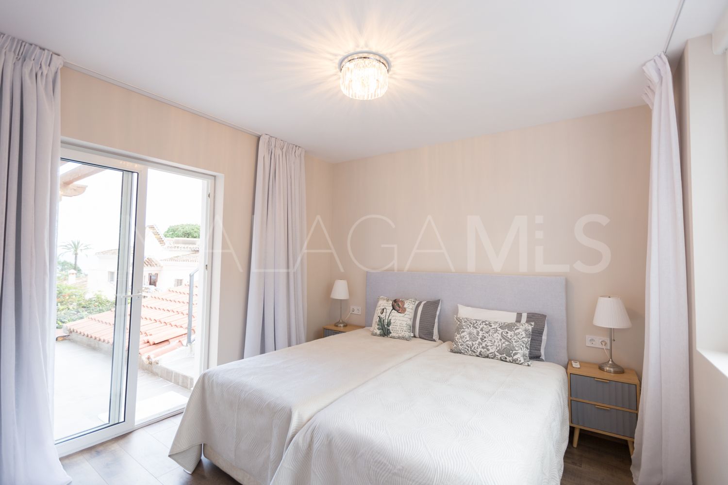 Hus i byn for sale in Las Chapas