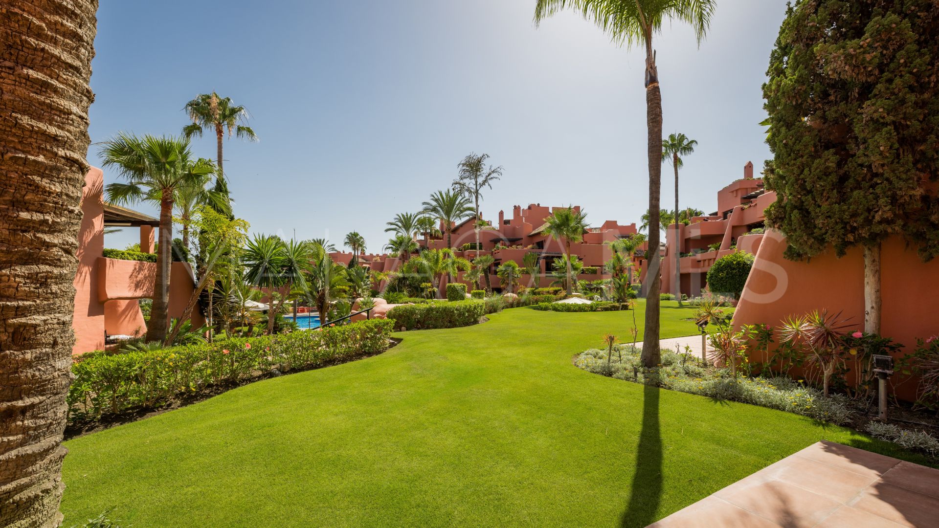 For sale 3 bedrooms ground floor apartment in Estepona