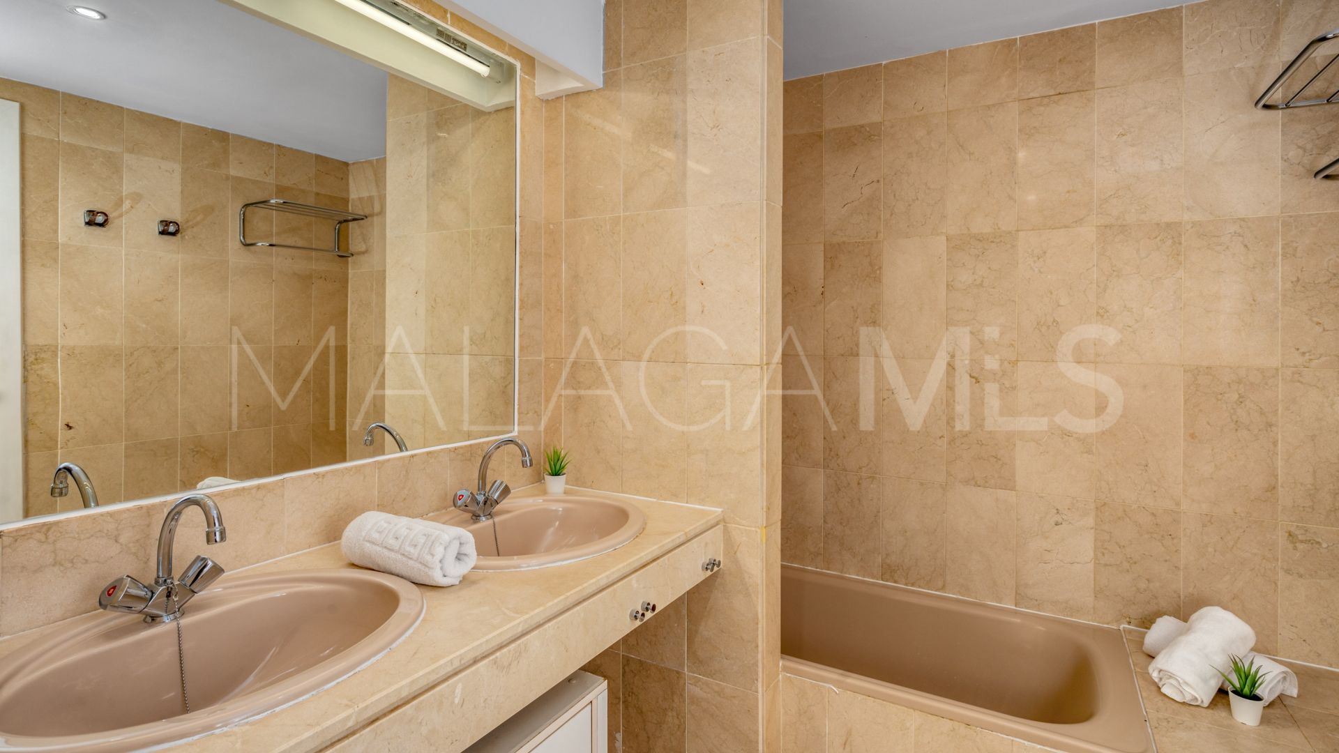 Buy apartamento in Estepona Golf with 2 bedrooms