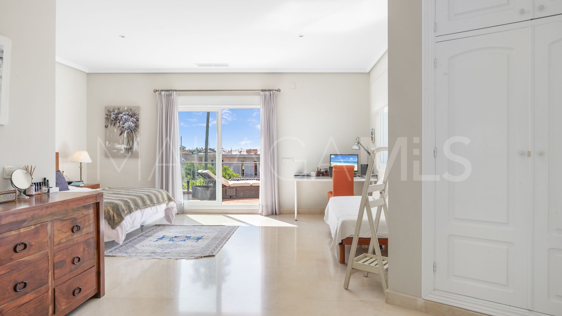 For sale villa in Altos del Paraiso with 6 bedrooms
