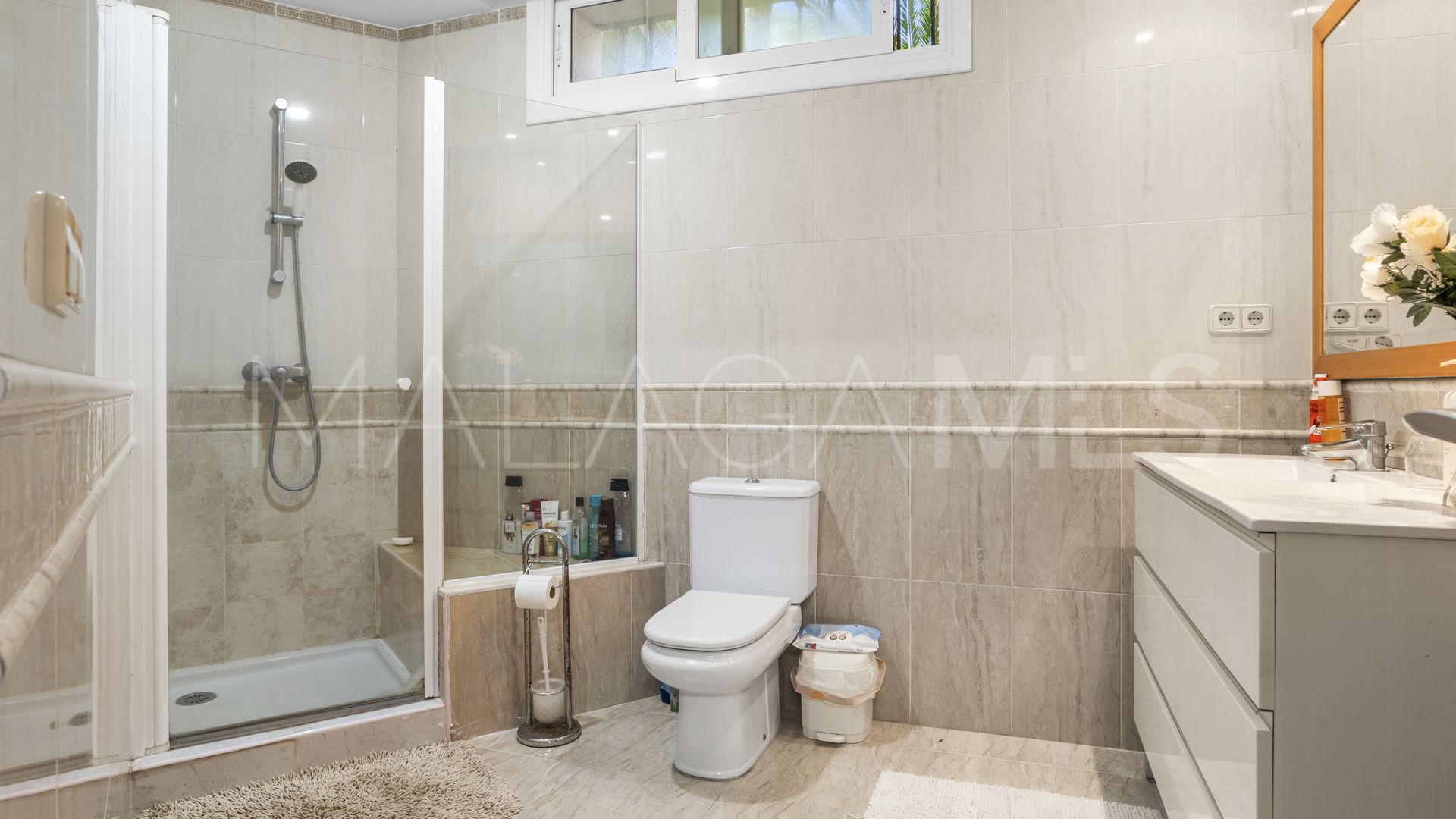 For sale villa in Altos del Paraiso with 6 bedrooms