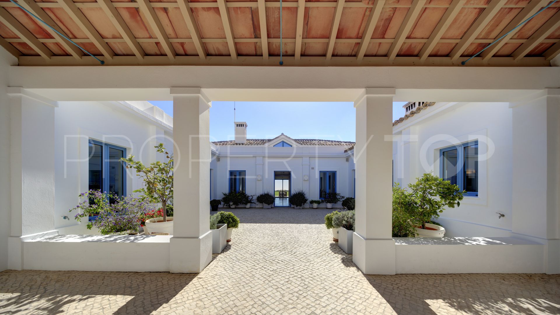 Buy Monte Mayor villa with 5 bedrooms