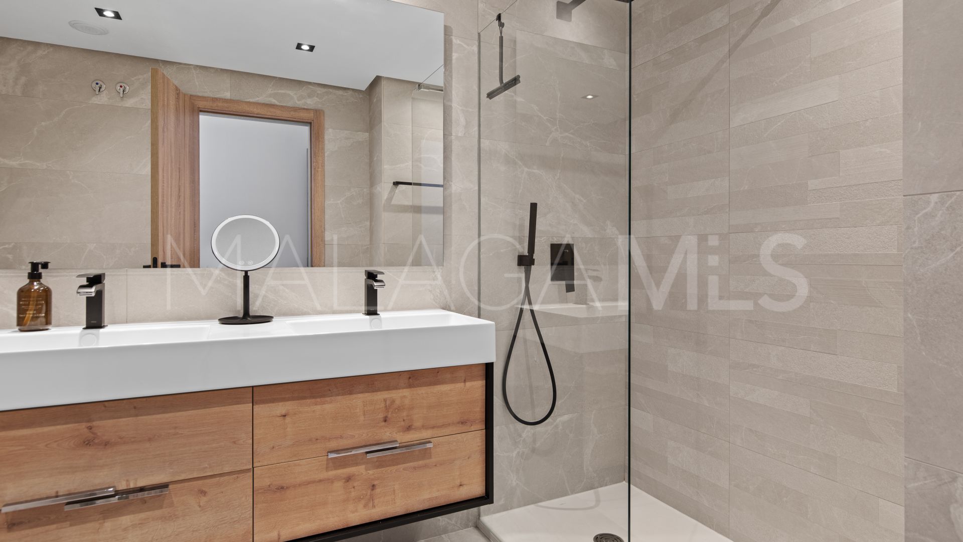 Lägenhet for sale in Istan