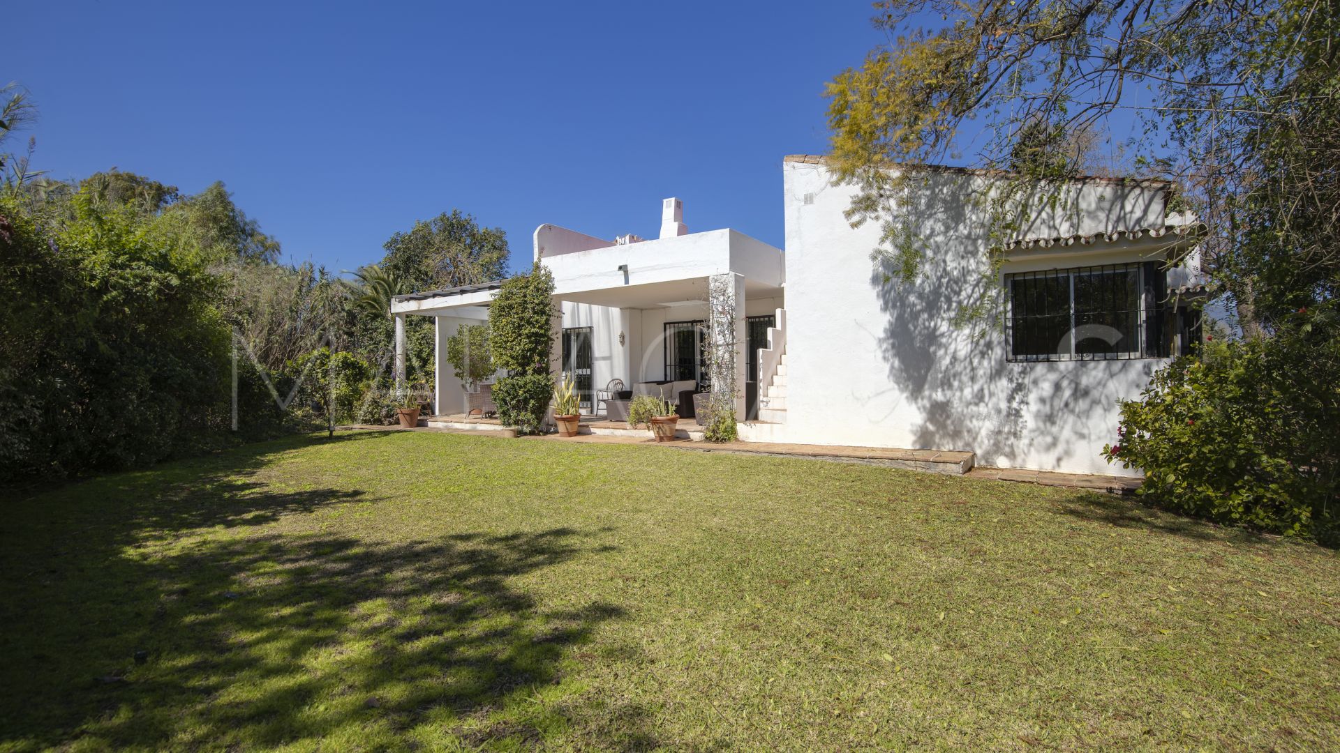 Villa for sale in Guadalmina Baja