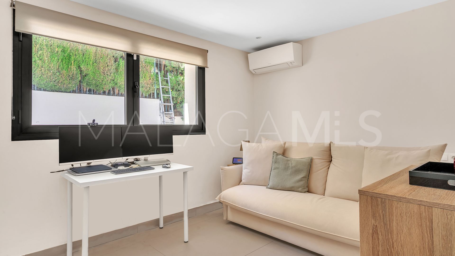 Buy Guadalmina Alta villa with 4 bedrooms