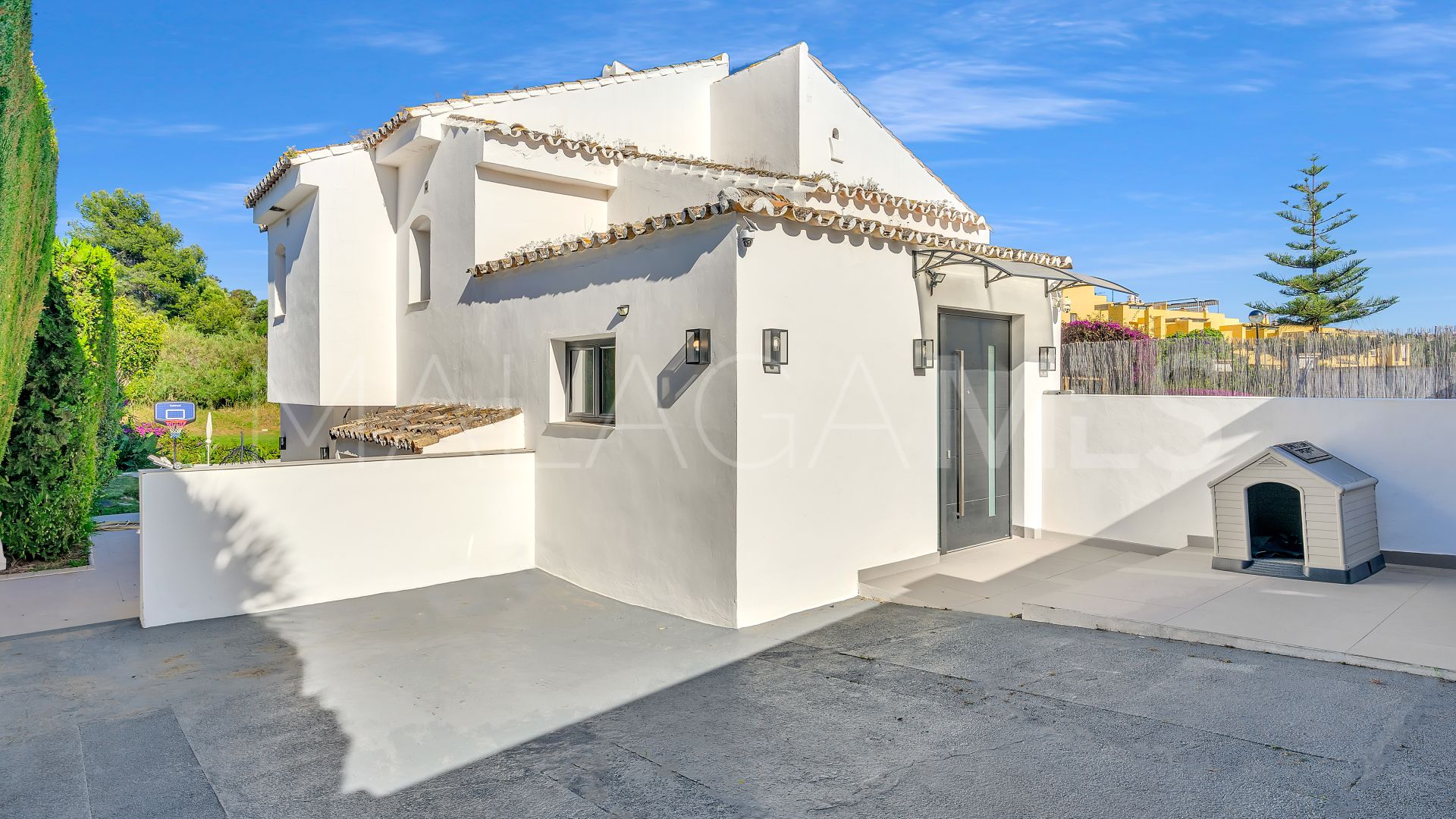 Buy Guadalmina Alta villa with 4 bedrooms