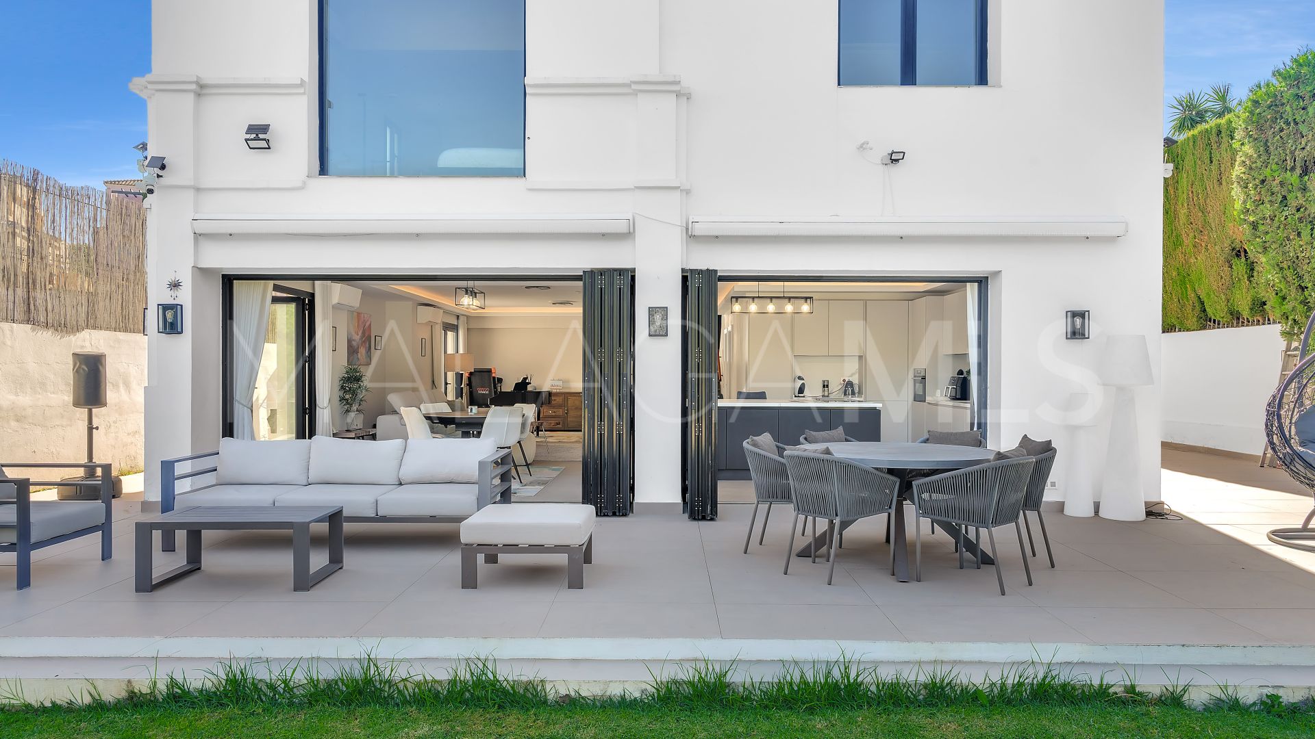 Buy Guadalmina Alta villa with 4 bedrooms