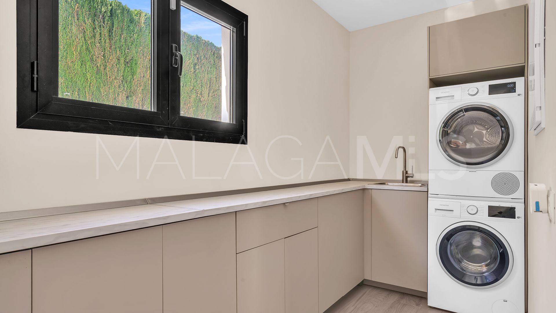Buy Guadalmina Alta villa with 4 bedrooms