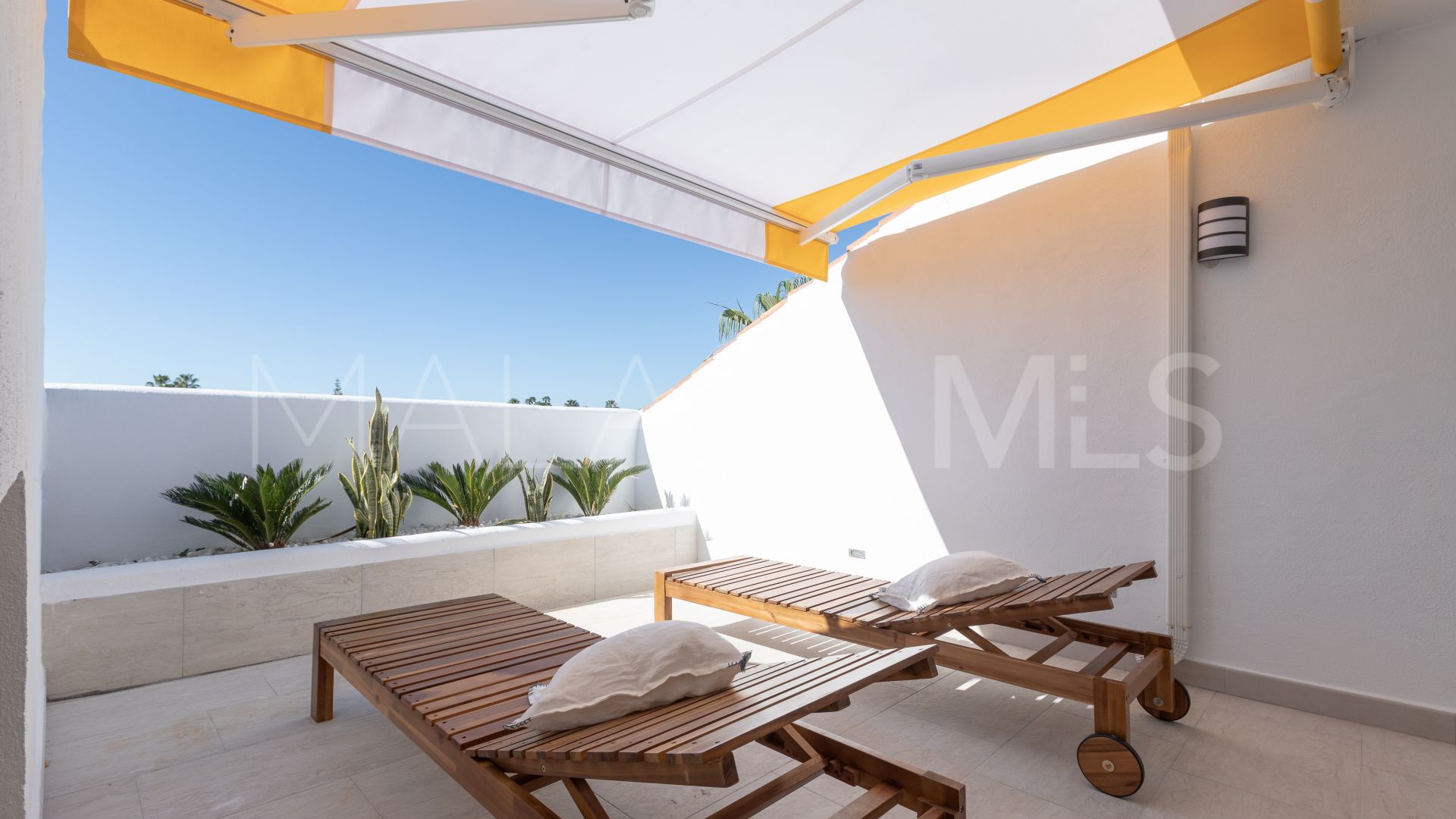 Duplex penthouse for sale in Guadalmina Baja