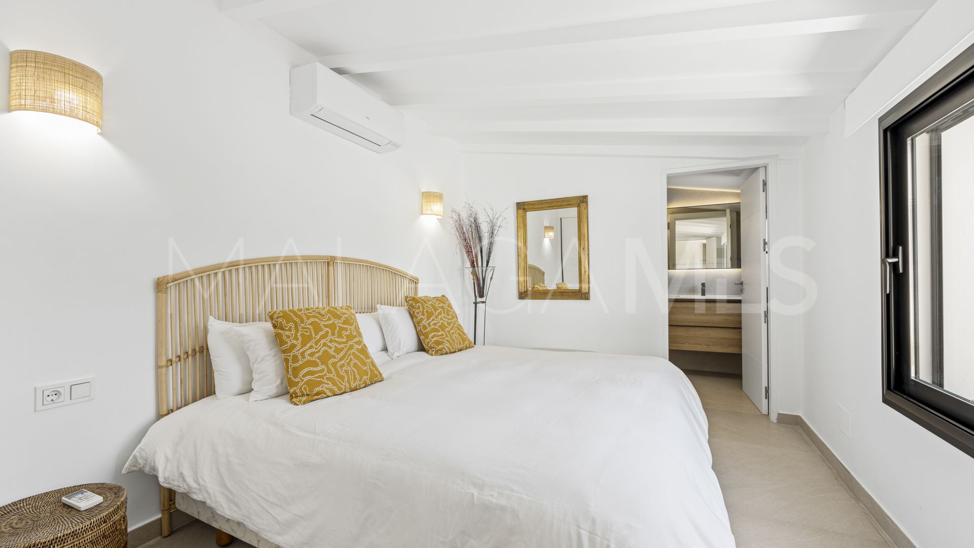 Buy villa in Guadalmina Alta with 4 bedrooms