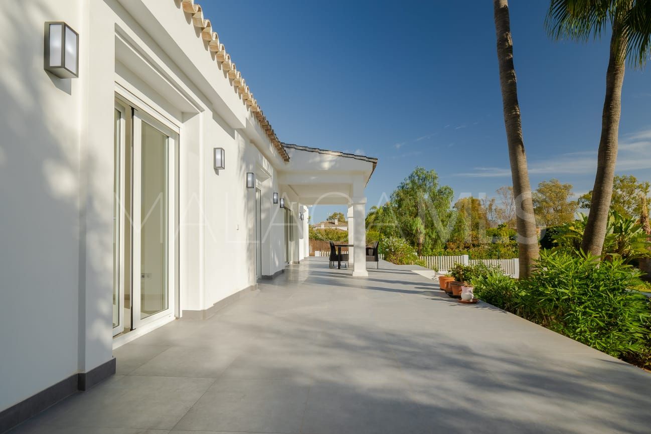 Buy villa de 4 bedrooms in Estepona