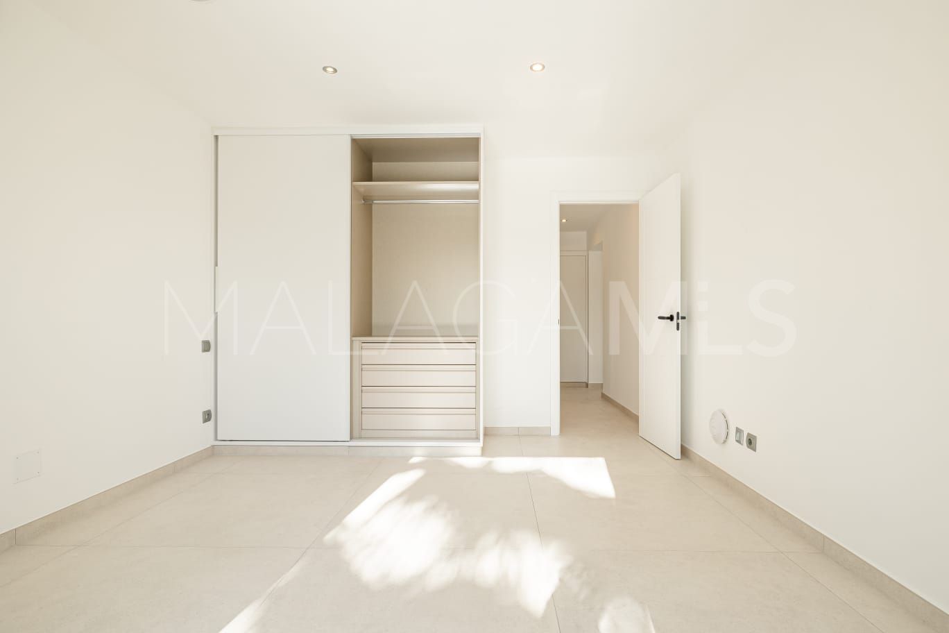 Buy villa de 4 bedrooms in Estepona