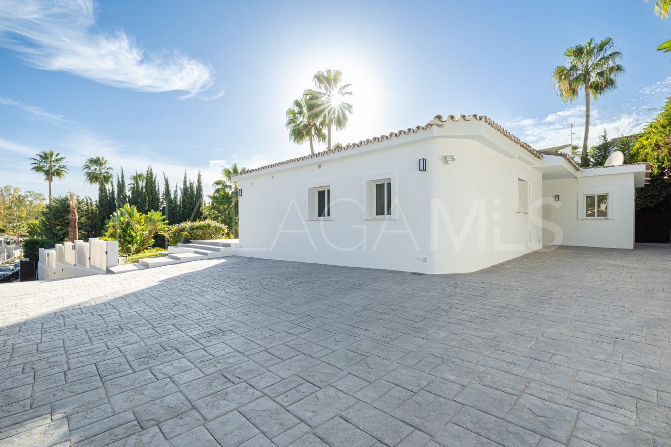 Buy villa de 4 bedrooms in Estepona