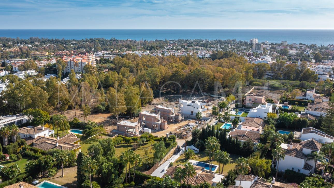 Buy villa de 4 bedrooms in Estepona