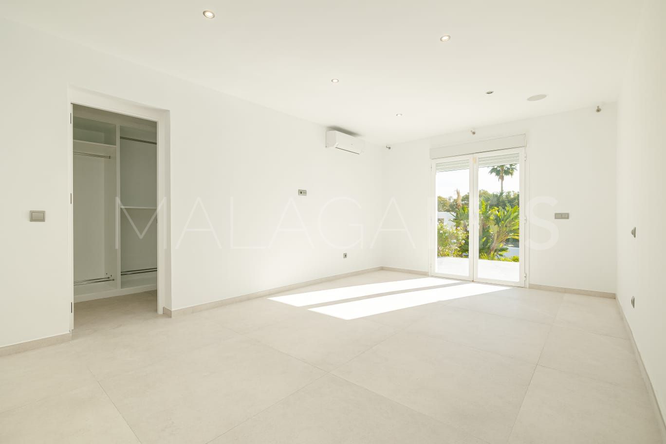 Buy villa de 4 bedrooms in Estepona