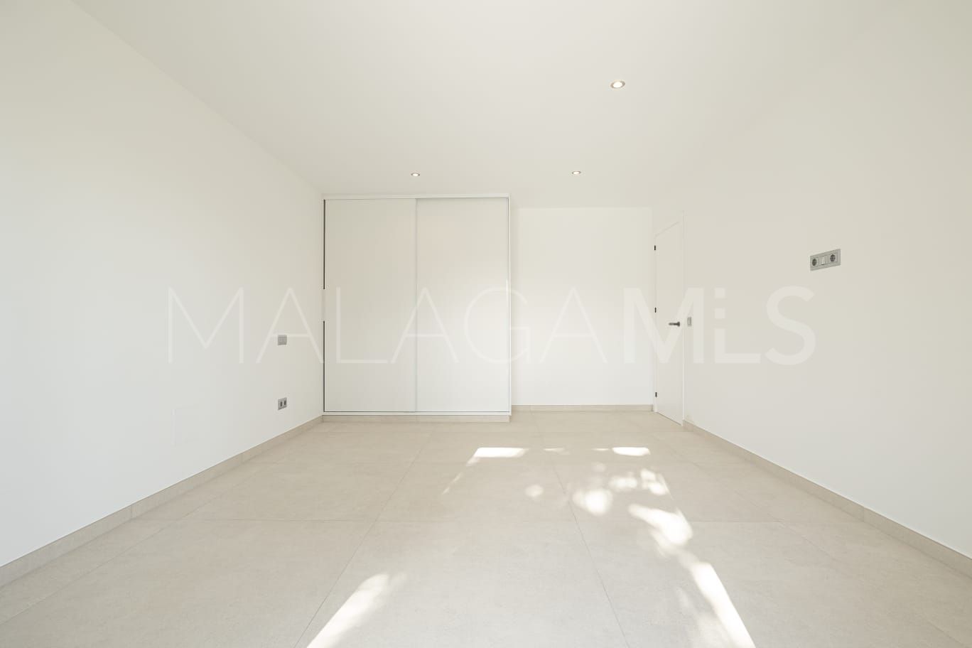 Buy villa de 4 bedrooms in Estepona