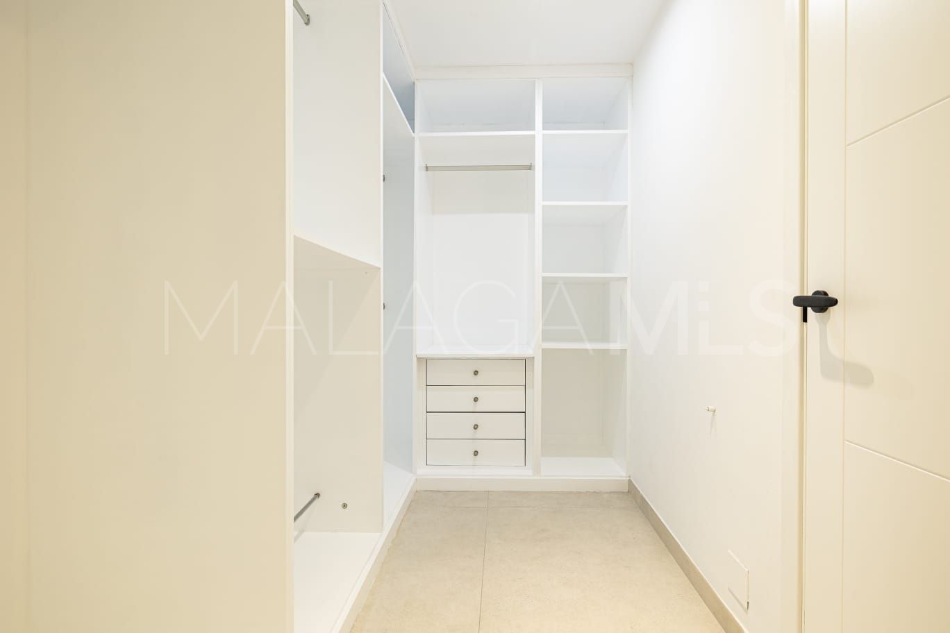 Buy villa de 4 bedrooms in Estepona