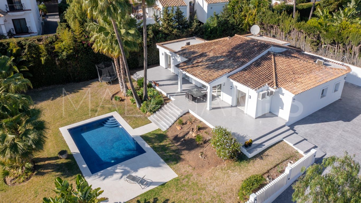 Buy villa de 4 bedrooms in Estepona