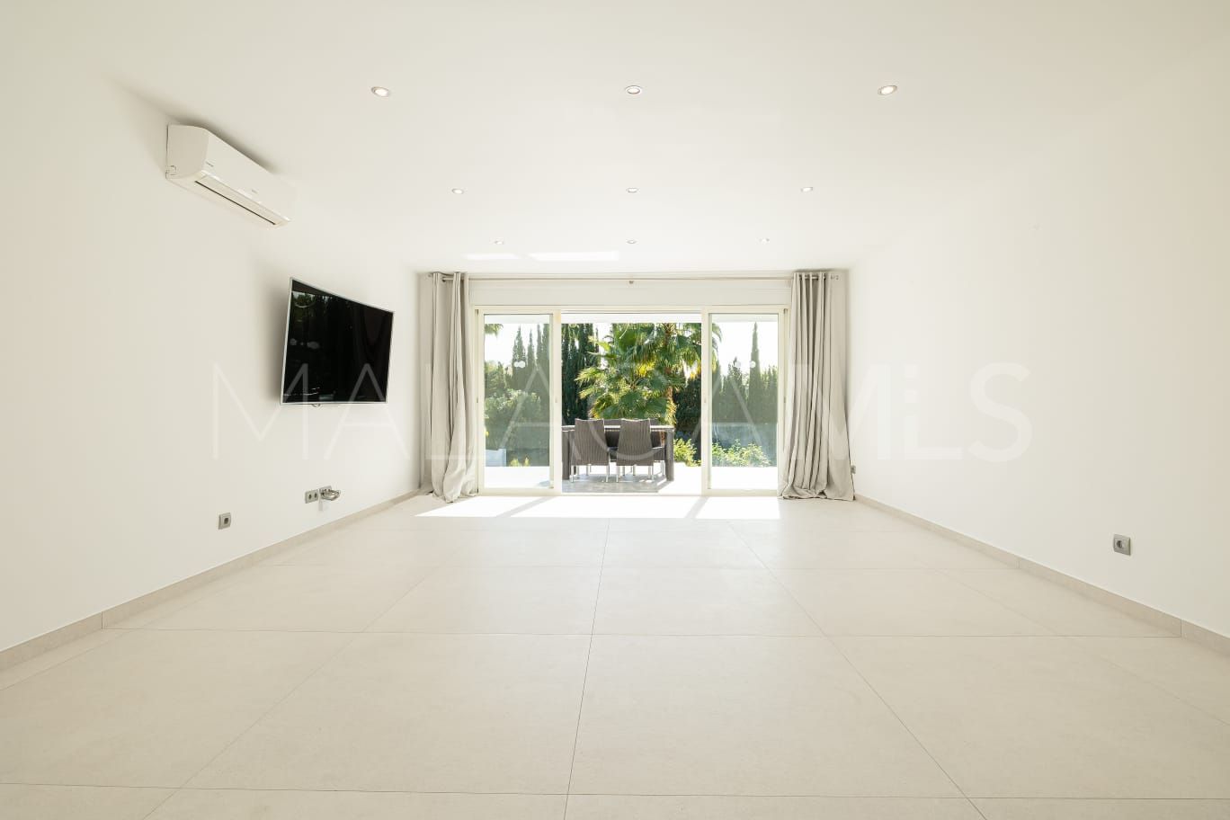 Buy villa de 4 bedrooms in Estepona