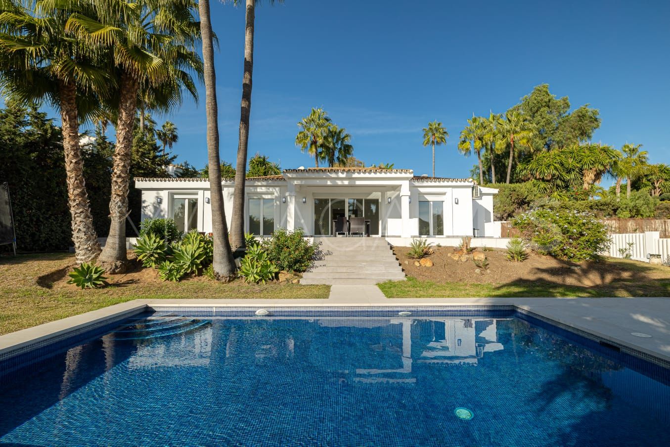 Buy villa de 4 bedrooms in Estepona