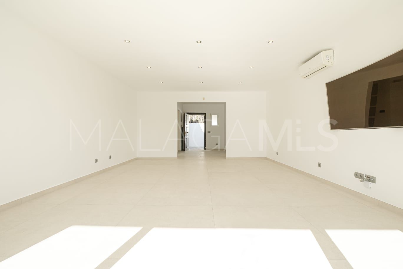 Buy villa de 4 bedrooms in Estepona