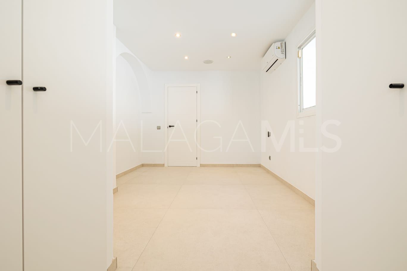 Buy villa de 4 bedrooms in Estepona