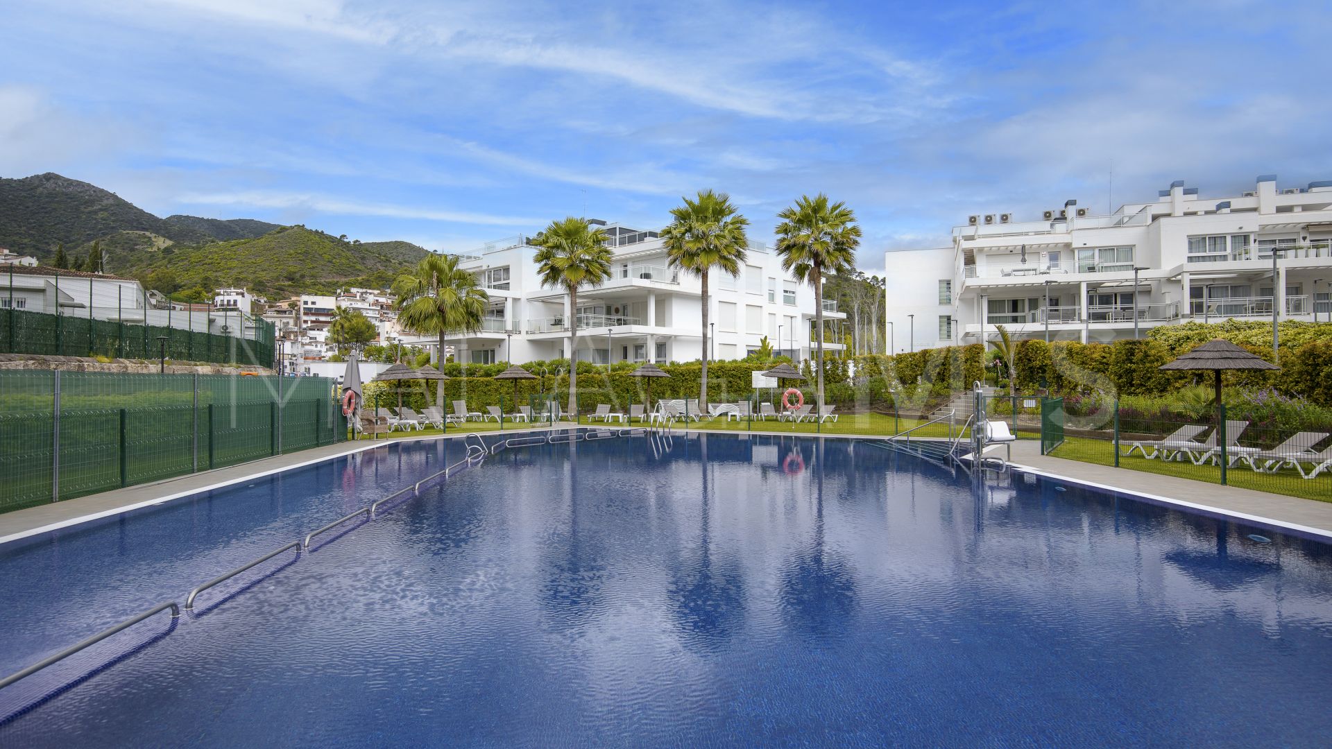 Buy penthouse in Benahavis with 3 bedrooms