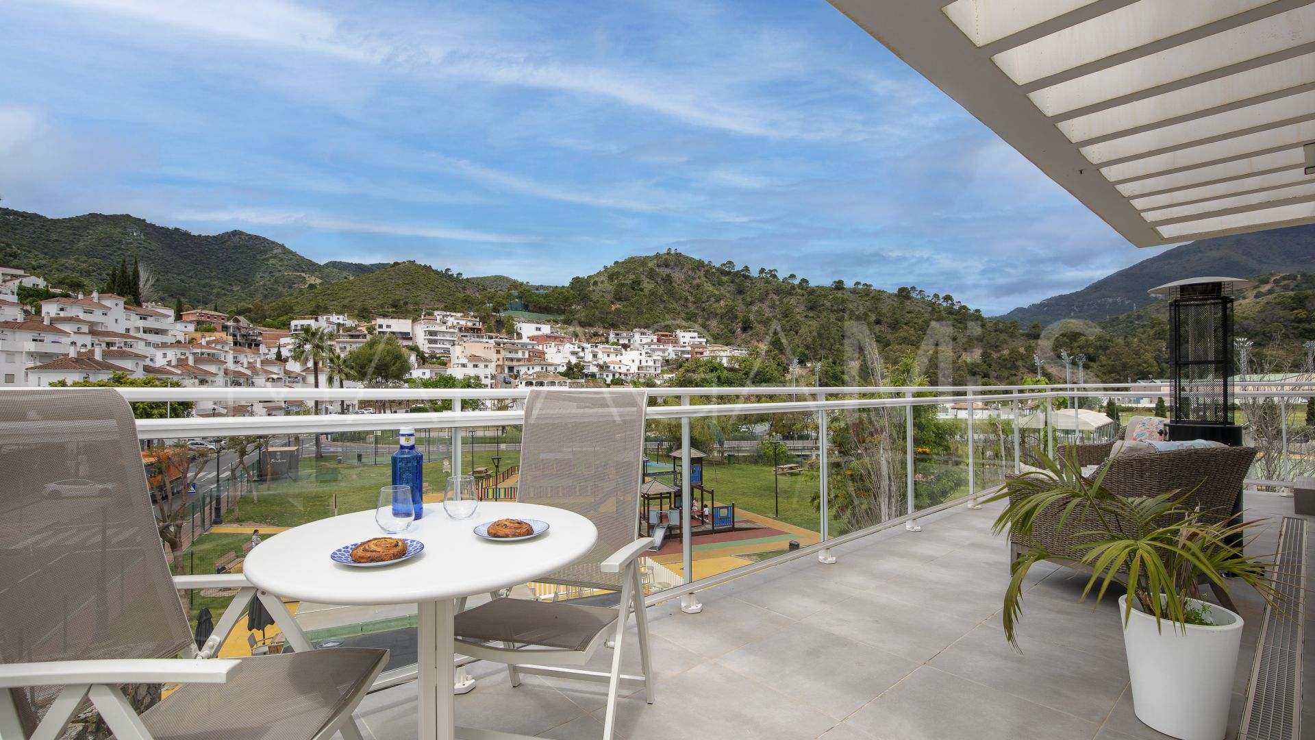 Buy penthouse in Benahavis with 3 bedrooms