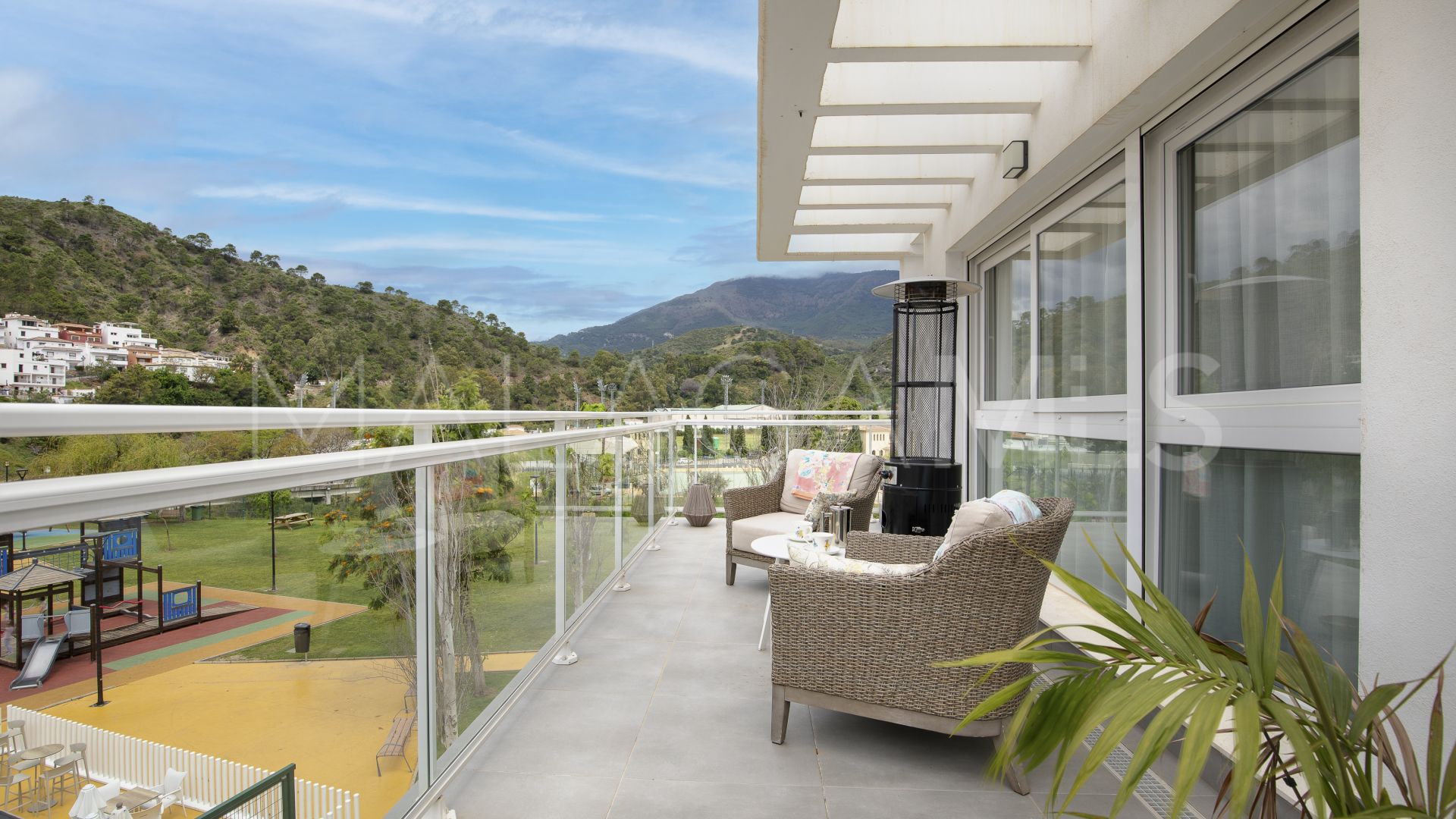 Buy penthouse in Benahavis with 3 bedrooms