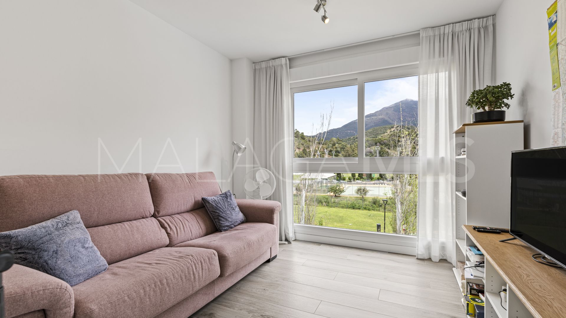 Buy penthouse in Benahavis with 3 bedrooms